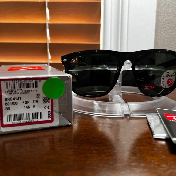 Ray-Ban polarized sunglasses (RB4147). Polished black frame/green lenses - Picture 4 of 5